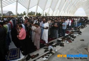 Muslim Yunani Dipaksa Untuk Beribadah di Bawah Tanah 